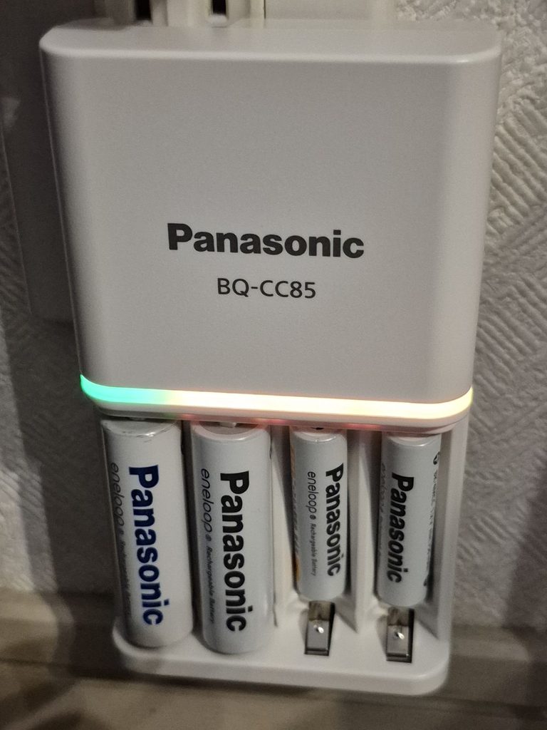 スロットごとに独立したLEDが電池ごとの状態を色と点滅で教えてくれる